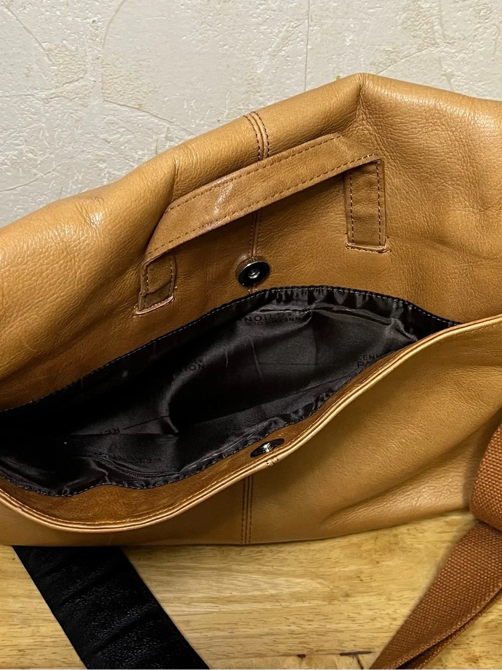 Kenneth Cole Reaction Brown Leather Messenger Bag